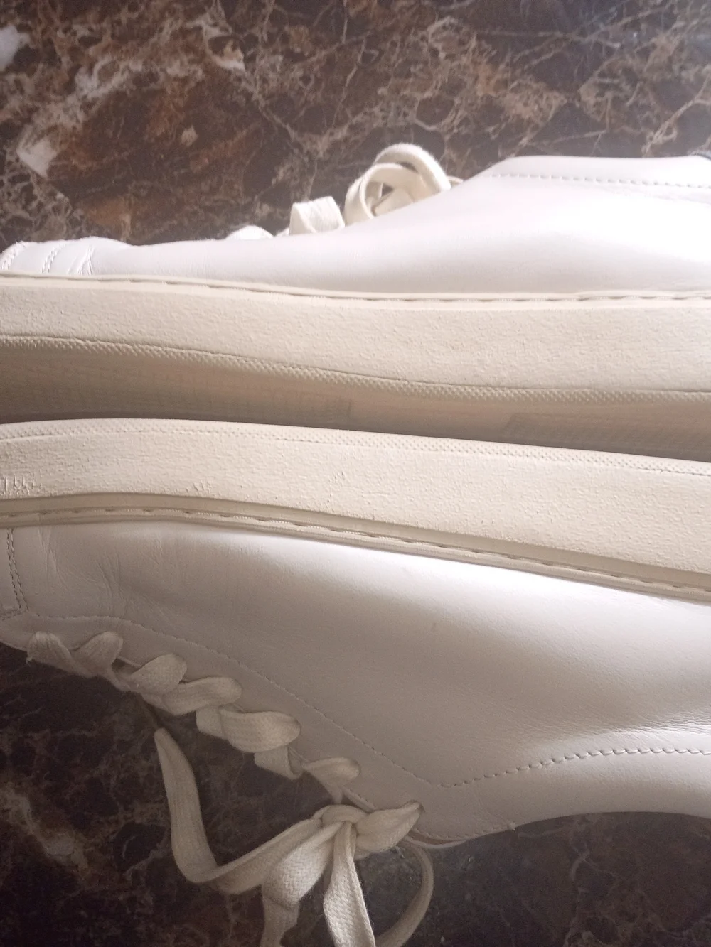Men’s White Leather Low-Top Sneakers with Gray Heel Accent